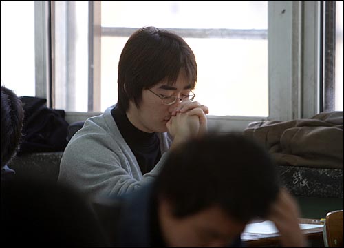 지난 2005학년도 대학수학능력시험 때 서울 여의도고등학교에서 한 수험생들이 시험시작을 앞두고 두 손을 모아 마음을 가다듬고 있다. (사진은 기사 내용과 관련이 없습니다.)